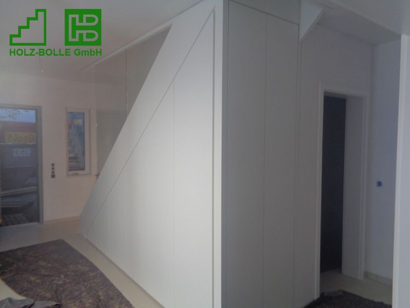 Ein Raum mit einer Treppe und einem Schild mit der Aufschrift „Holz-Bolle GmbH“