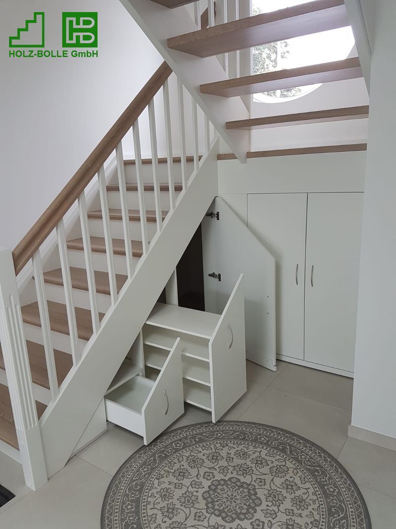 Eine Treppe mit einer Schublade darunter