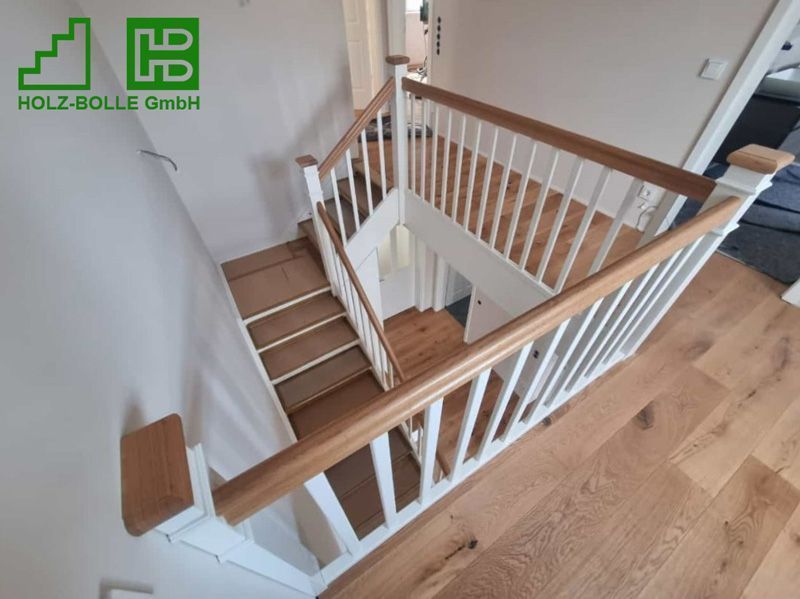 Eine Holztreppe mit weißem Geländer und Holzstufen