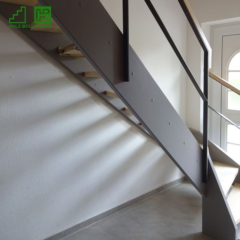 Ein Bild einer Treppe mit den Buchstaben Nup darauf