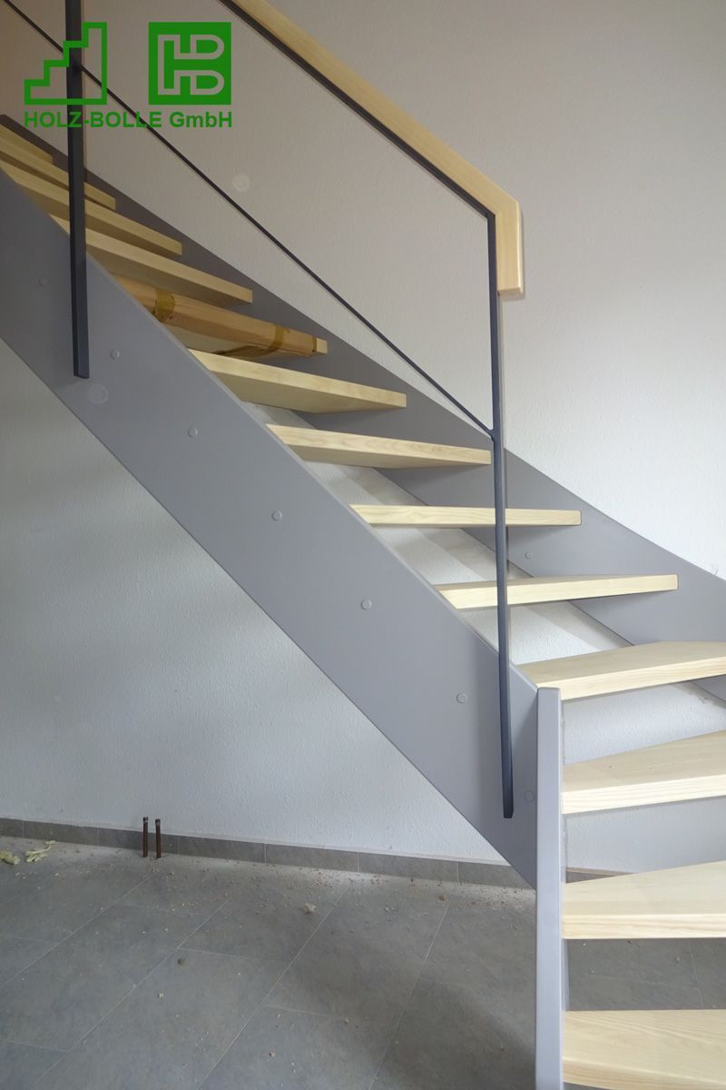 Eine Treppe mit Metallgeländer und Holzstufen