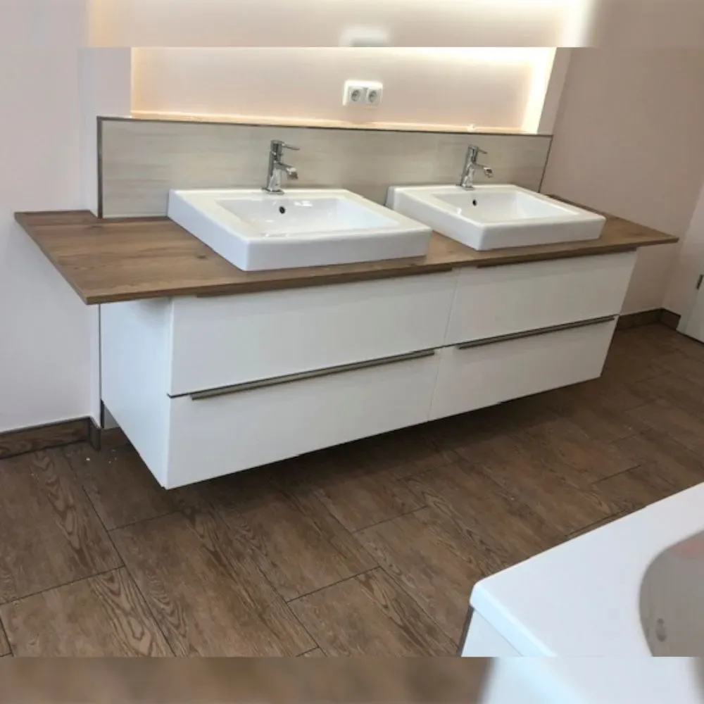 Ein Badezimmer mit zwei Waschbecken und einer Badewanne