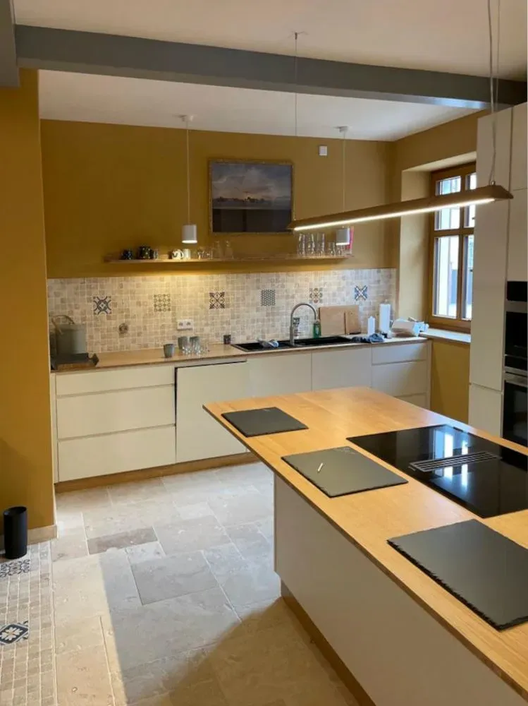 Eine Küche mit einer großen Insel in der Mitte