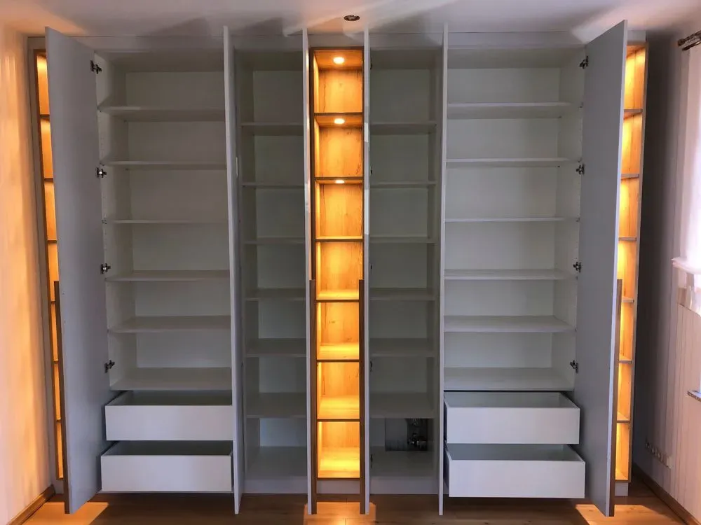 Ein Schrank mit vielen Regalen und Schubladen