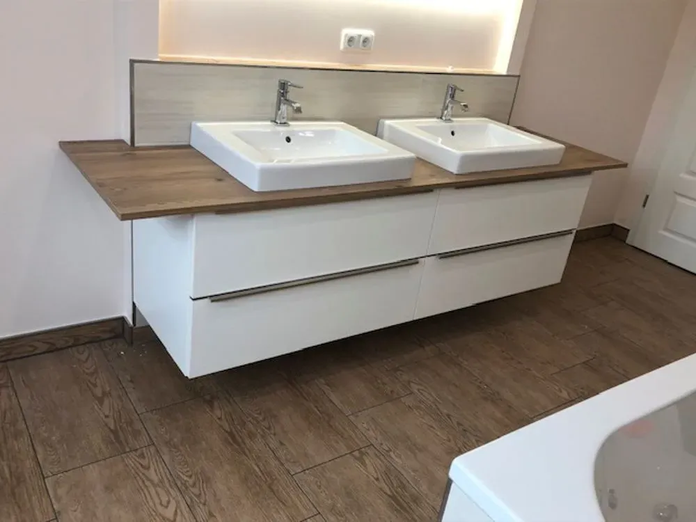 Ein Badezimmer mit zwei Waschbecken und einer Badewanne.