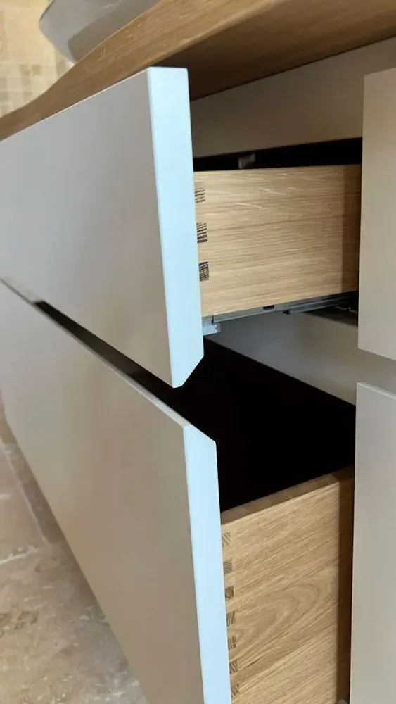 Eine Nahaufnahme einer geöffneten Schublade in einem Schrank.