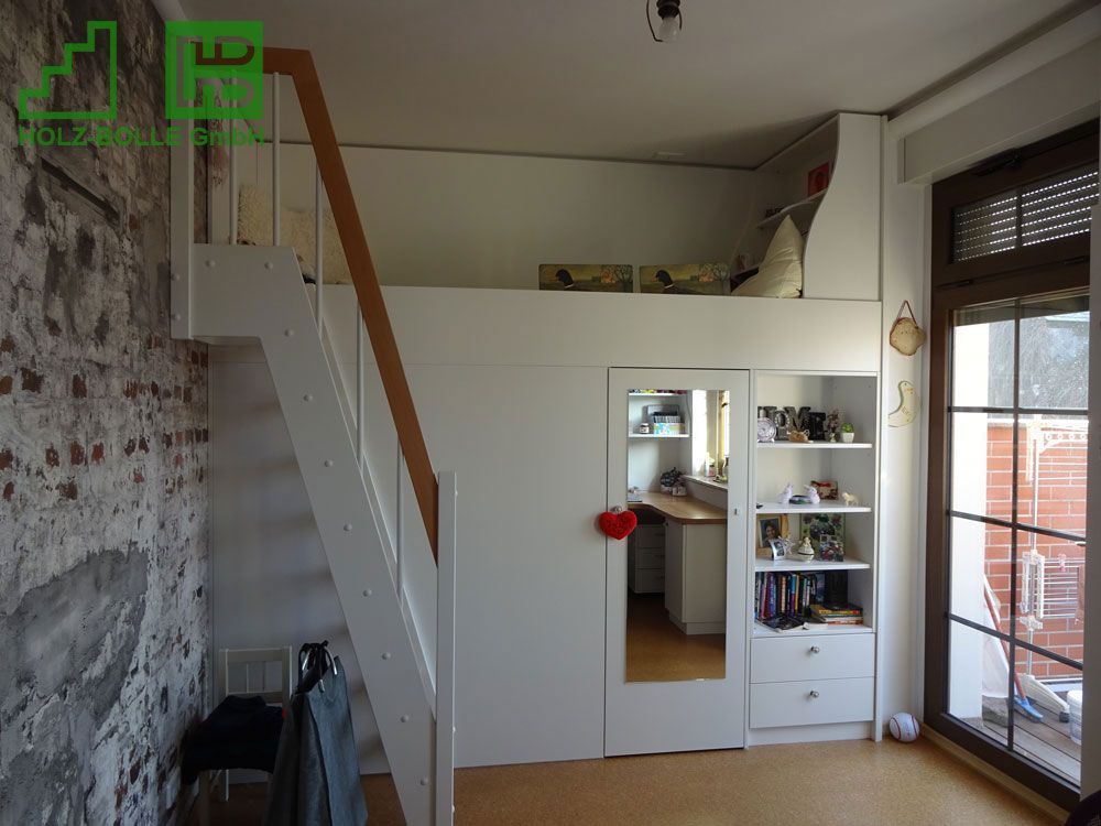 Ein Zimmer mit einer Treppe, die zu einem Hochbett führt