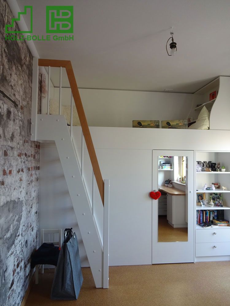Ein Schlafzimmer mit einer Treppe, die zu einem Hochbett führt