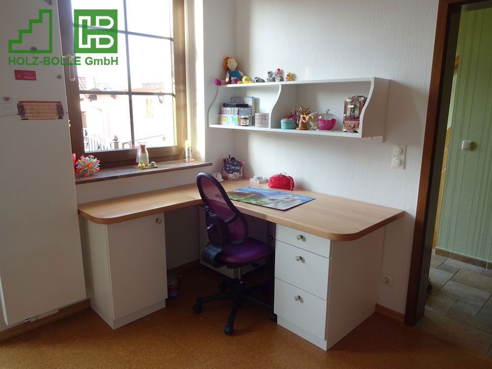 Ein Holzschreibtisch mit einem lila Stuhl in einem Zimmer