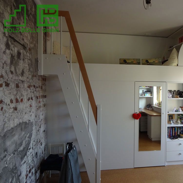 Ein Schlafzimmer mit einer Treppe, die zu einem Hochbett führt