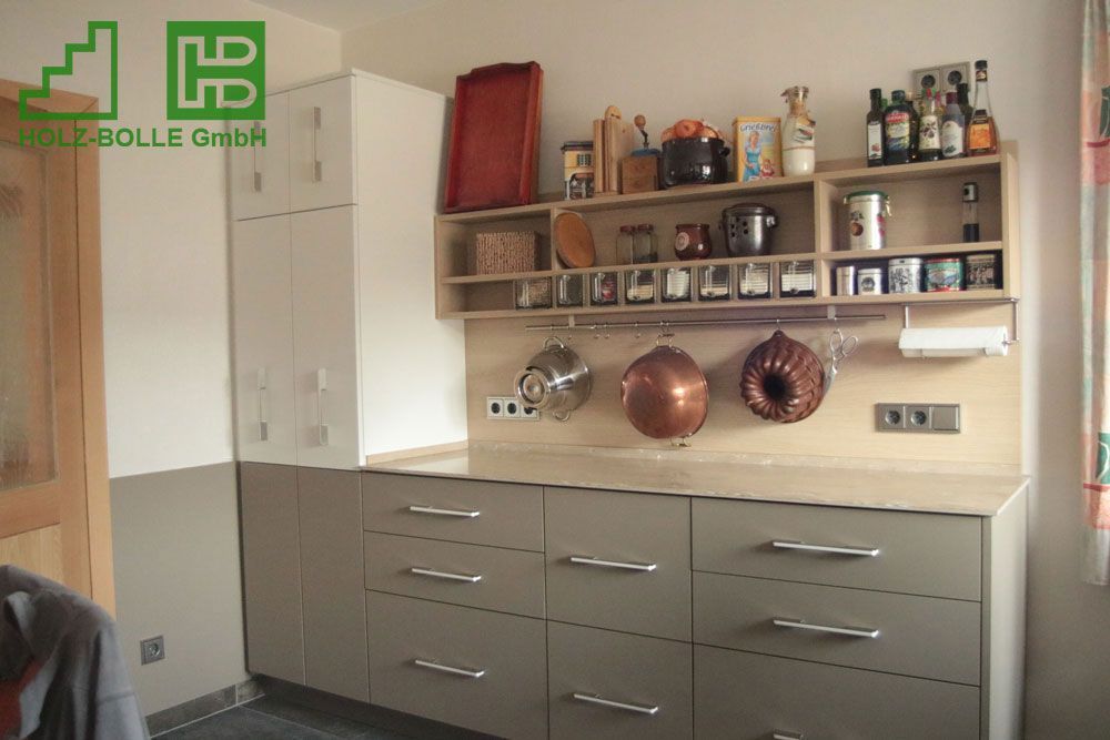 Eine Küche mit einem Schild mit der Aufschrift „hb“ darauf