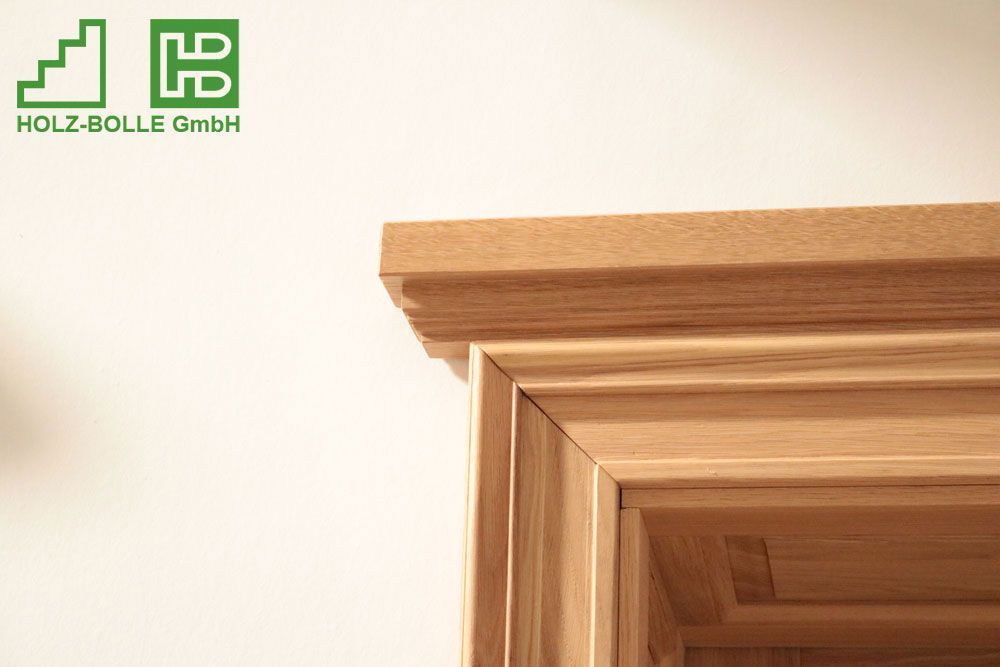 Eine Nahaufnahme eines hölzernen Türrahmens mit einem Holz-Bölle GmbH-Logo im Hintergrund