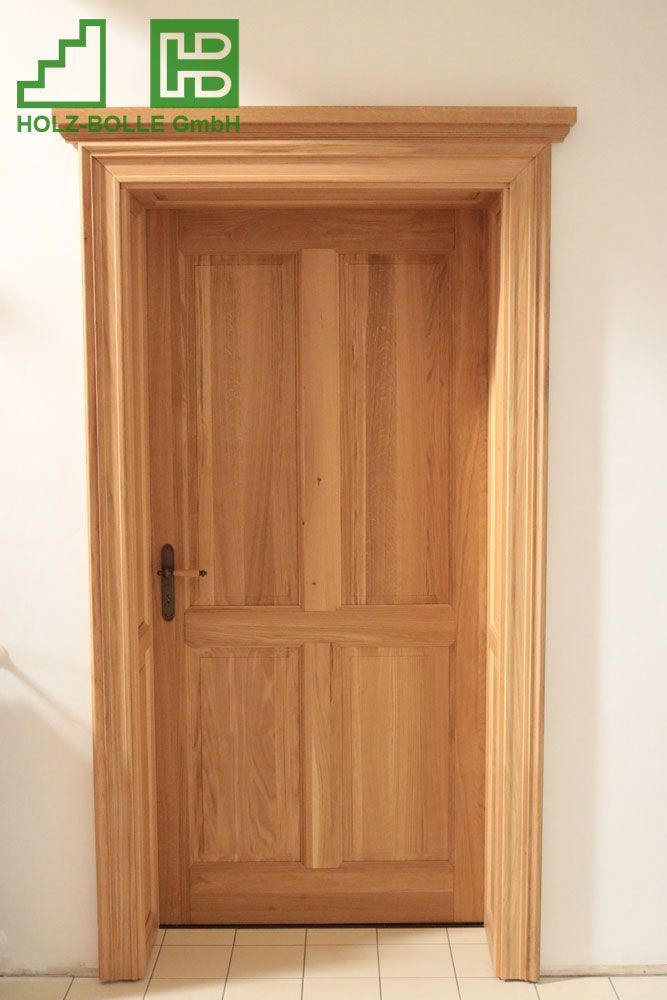 Eine Holztür mit dem Buchstaben h darauf