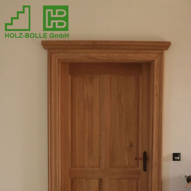 Eine Holztür mit einem Holz-Bölle GmbH Logo darüber