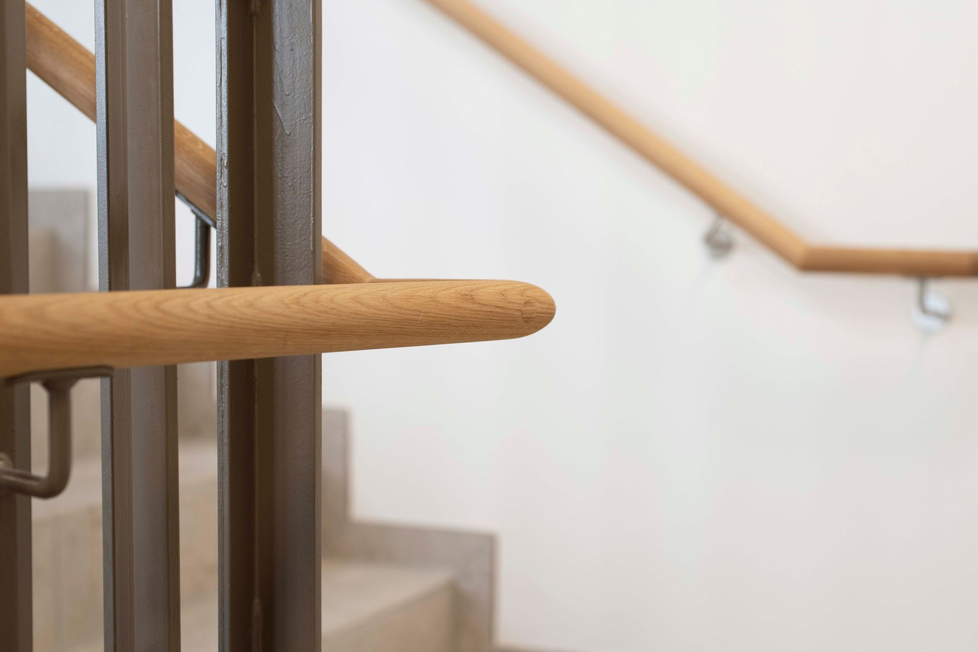 Eine Nahaufnahme eines hölzernen Handlaufs auf einer Treppe.