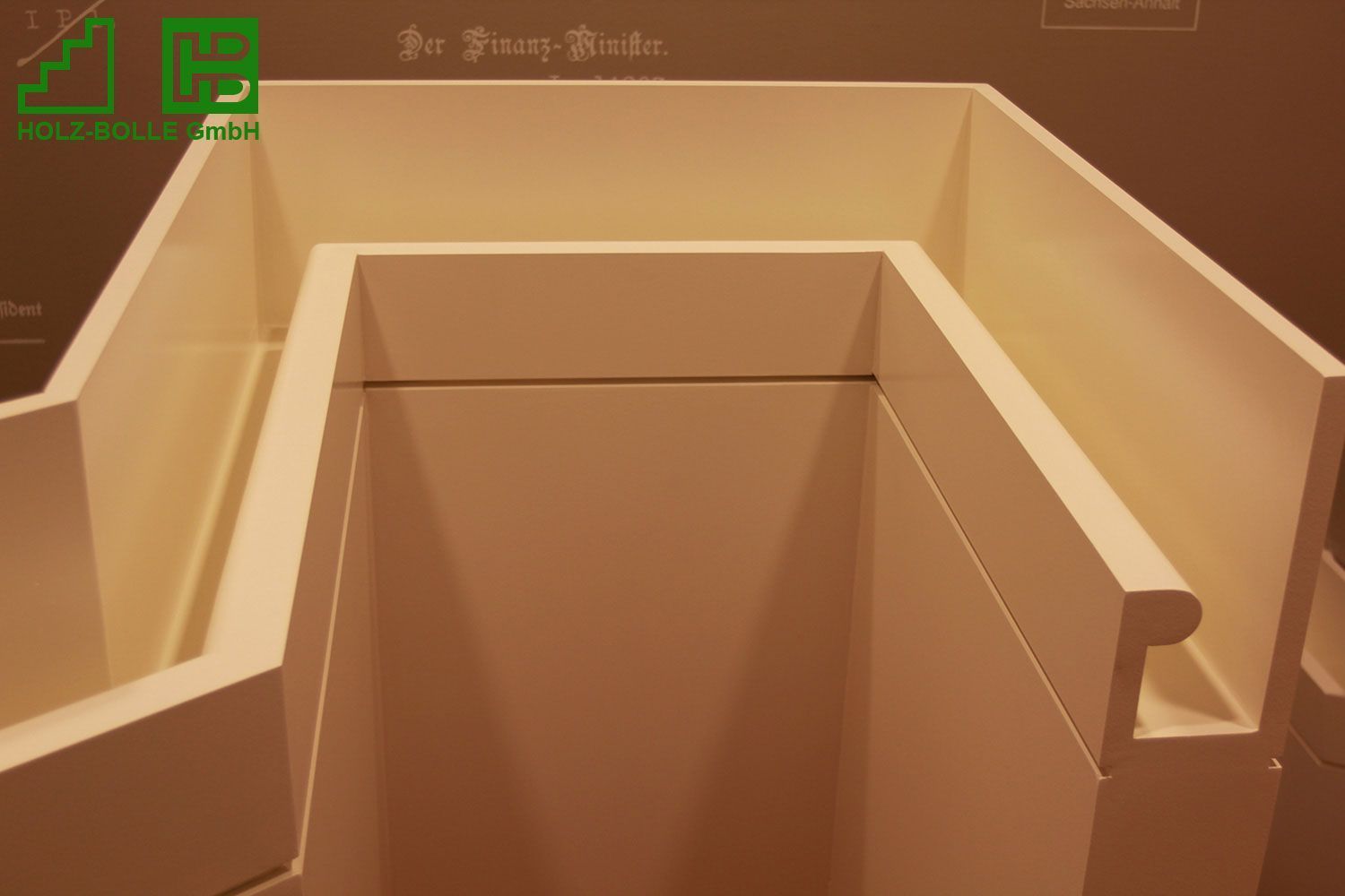 Eine weiße Box mit einem grünen Logo unten rechts