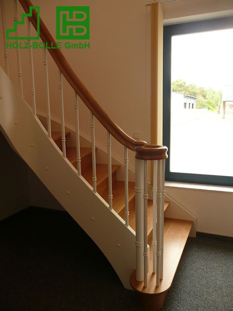 Eine Treppe mit dem Buchstaben h darauf