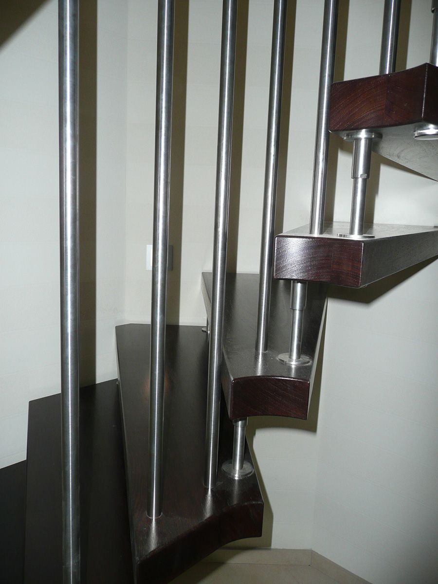 Eine Wendeltreppe mit Edelstahlgeländer und Holzstufen