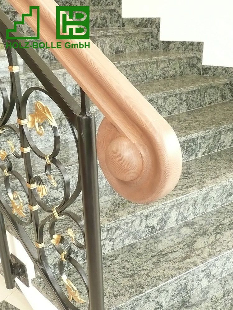 Eine Nahaufnahme eines hölzernen Handlaufs einer Treppe.