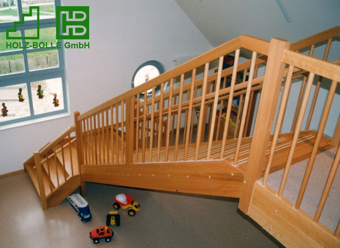 Eine Holztreppe mit einem Schild mit der Aufschrift „Holzpoll GmbH“