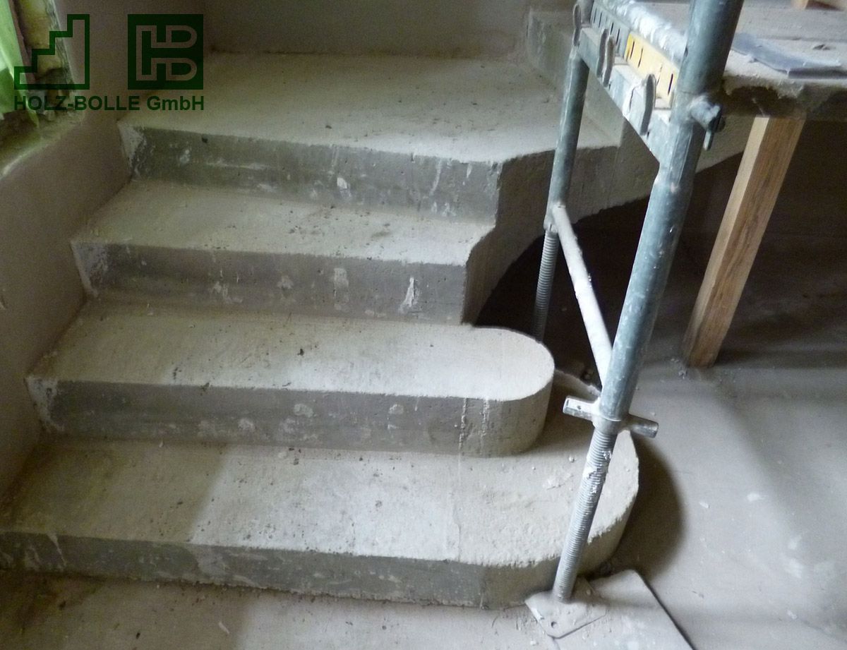 Eine Treppe mit einem hb-Logo auf der Unterseite