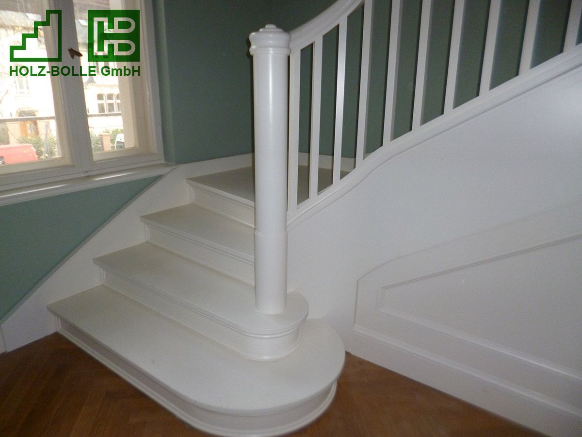 Eine weiße Treppe mit dem Wort Holz darauf