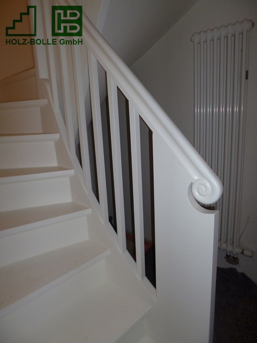 Eine weiße Treppe mit einem Holz-Bölle GmbH Logo darauf