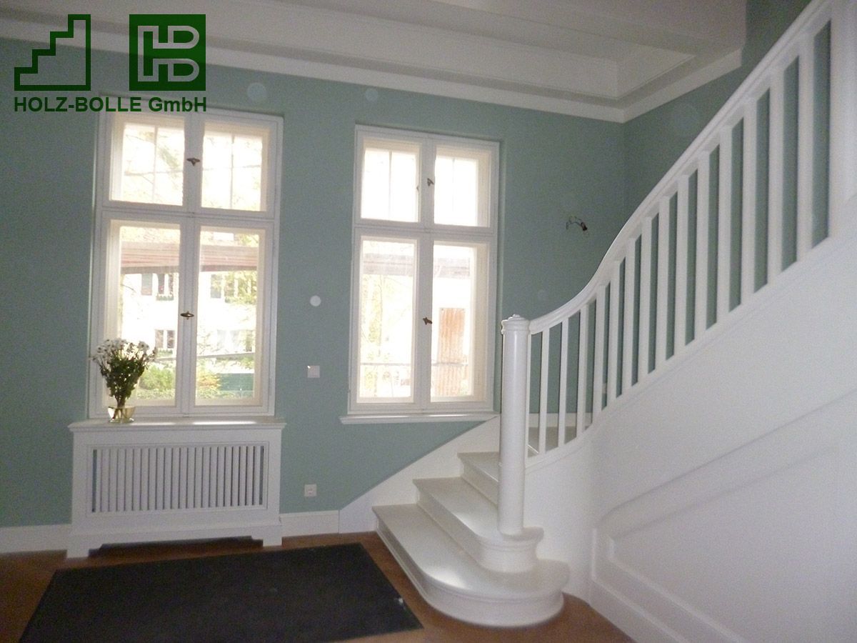 Ein leerer Raum mit einer Treppe und einem Schild mit der Aufschrift „hb“