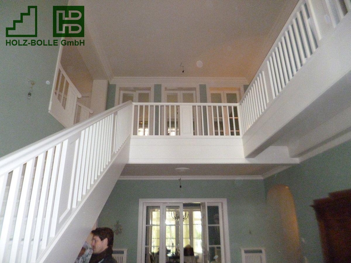 Ein Mann sitzt auf einer Treppe mit einem Schild mit der Aufschrift „Holz-Bölle GmbH“