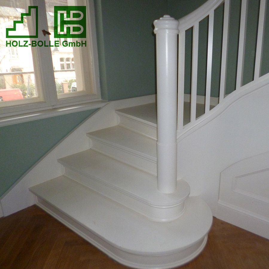 Eine weiße Treppe mit einem Holz-Bölle GmbH Logo darüber