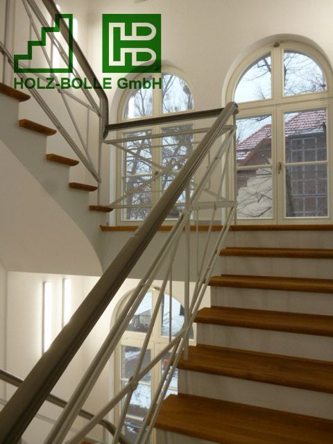 Eine Treppe mit einem Holz-Bölle GmbH Logo an der Wand