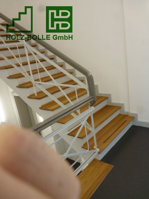 Eine Treppe mit einem Holz-Bölle GmbH Logo an der Wand
