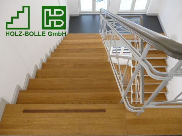 Eine Treppe mit einem Holz-Bölle GmbH Logo an der Wand