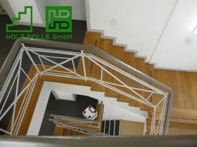 Luftaufnahme einer Treppe mit Logo der Holzrolle GmbH