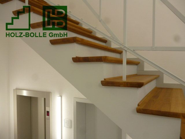 Eine Treppe mit dem Logo der Holz-Bölle GmbH
