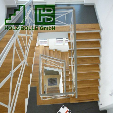 Eine Luftaufnahme einer Treppe mit der Aufschrift „Holz-Bölle GmbH“