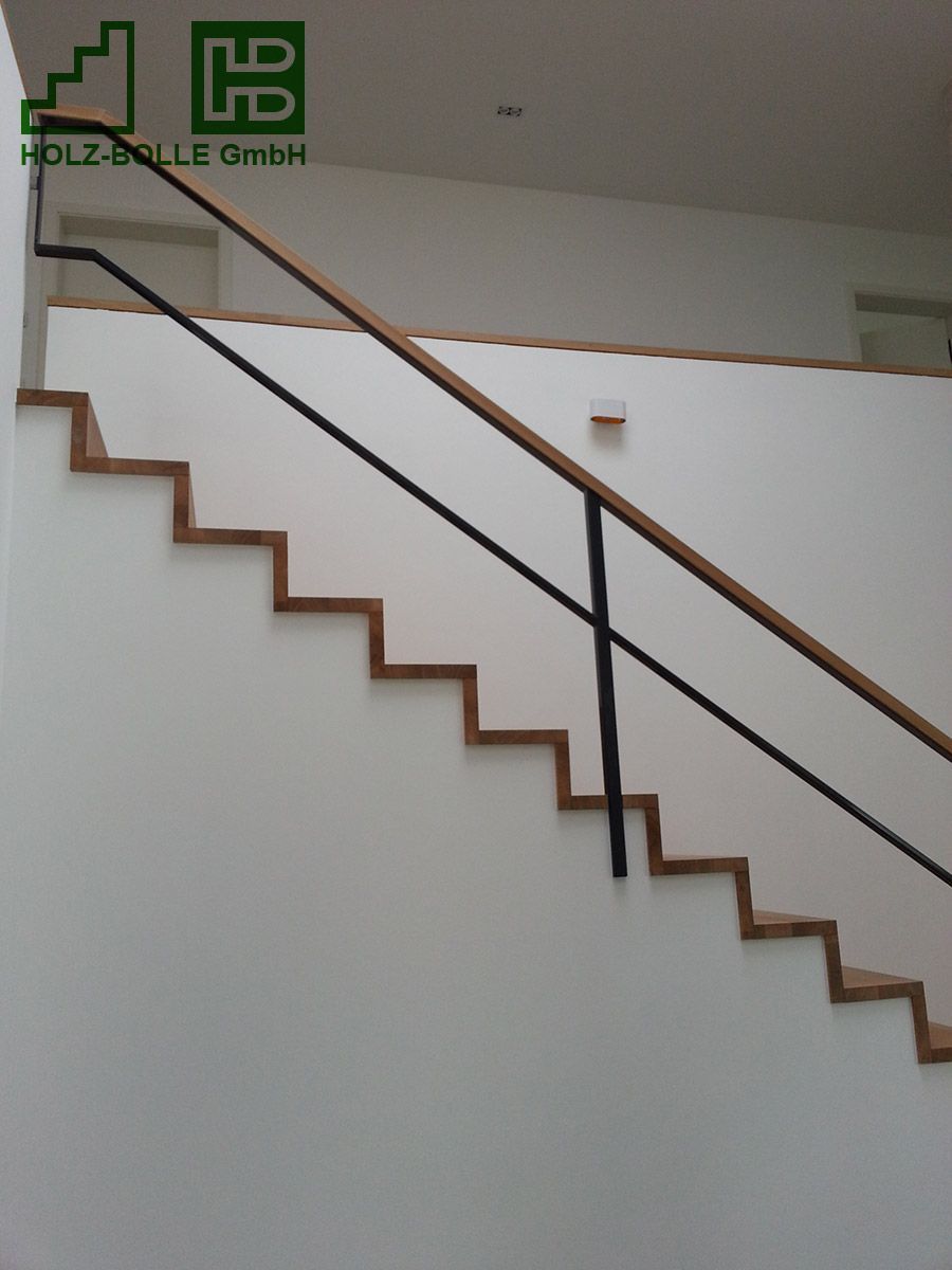 Eine Holztreppe mit Metallgeländer und einem Schild mit der Aufschrift „Holzstelle GmbH“