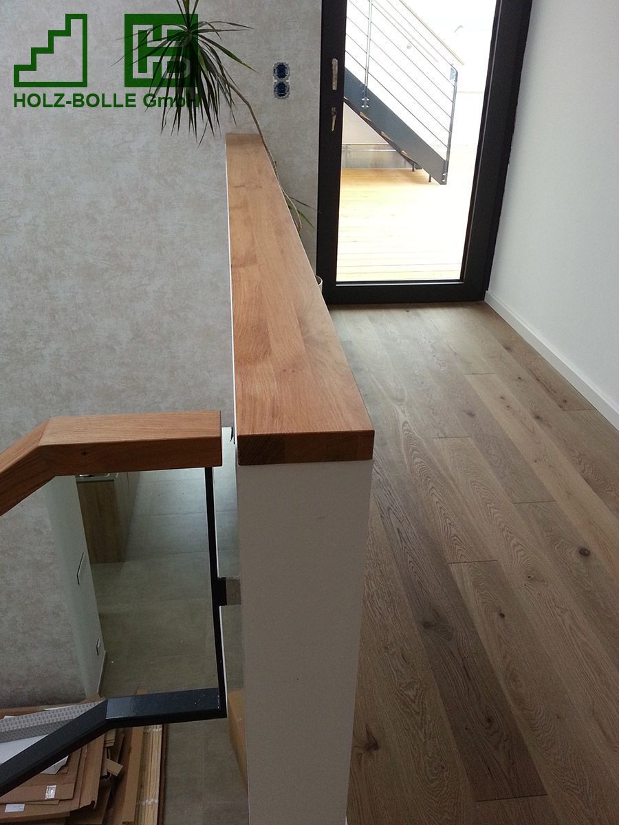 Eine Treppe mit einem Holzgeländer und einem Schild mit der Aufschrift „Holz-Bolle GmbH“