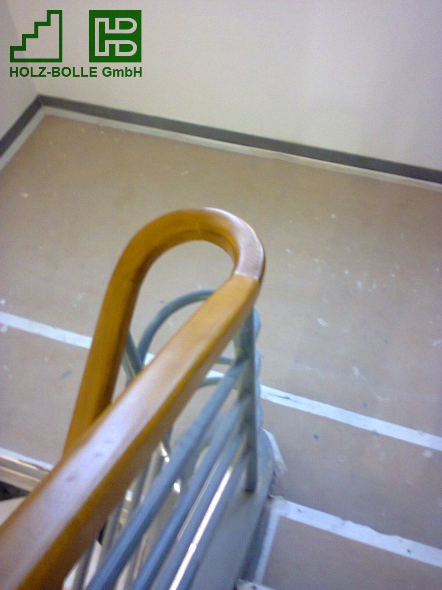 Eine Treppe mit einem Holz-Bölle GmbH Logo an der Wand