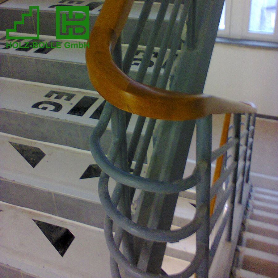 Eine Treppe mit den Buchstaben e und g darauf