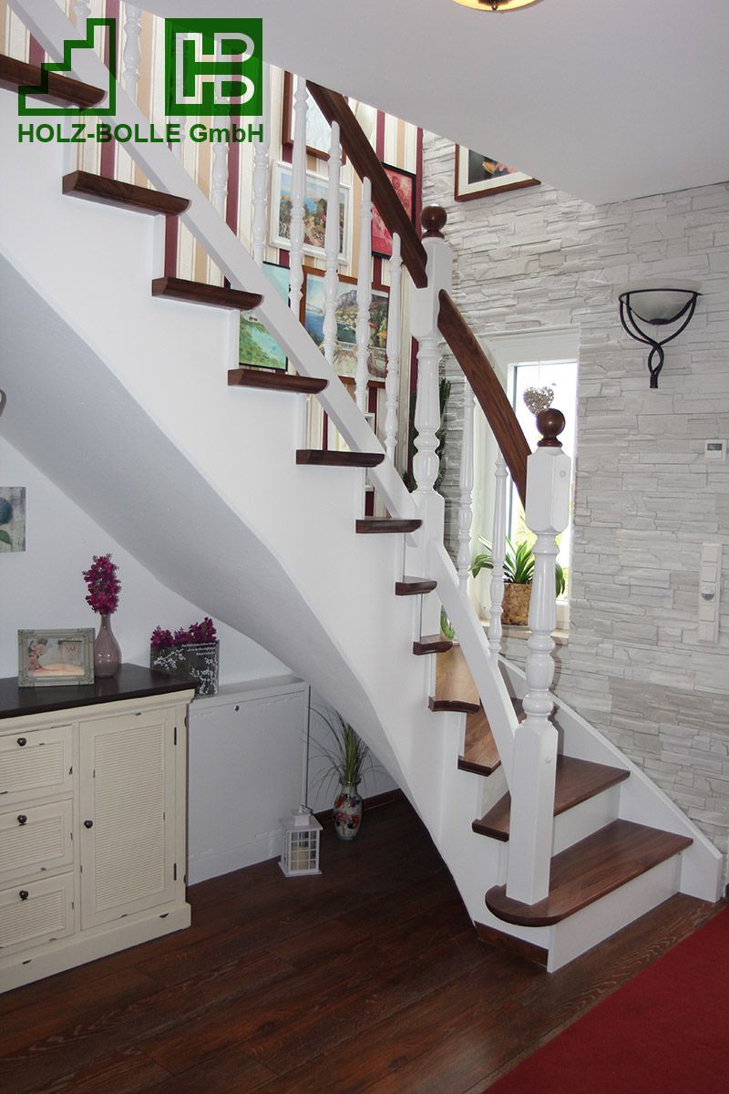 Eine weiße Treppe mit Holzstufen und einem Schild mit der Aufschrift „Holzrolle GmbH“