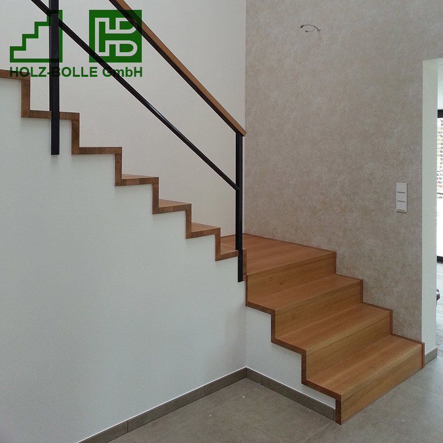 Eine Holztreppe mit einem Metallgeländer und einem Schild mit der Aufschrift „Holz Folle GmbH“