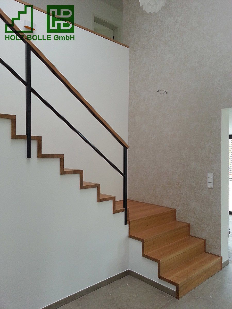 Eine Holztreppe mit einem Metallgeländer und einem Schild mit der Aufschrift „hb“