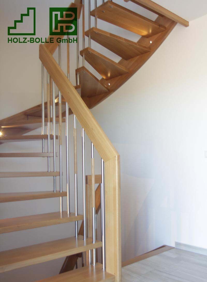 Eine Holztreppe mit einem Holz-Bölle GmbH Logo darauf