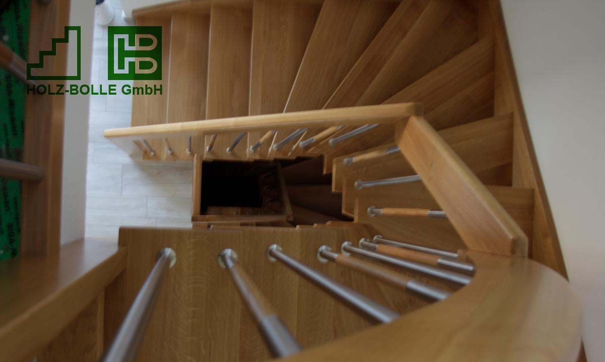 Eine Holztreppe mit den Buchstaben hb darauf