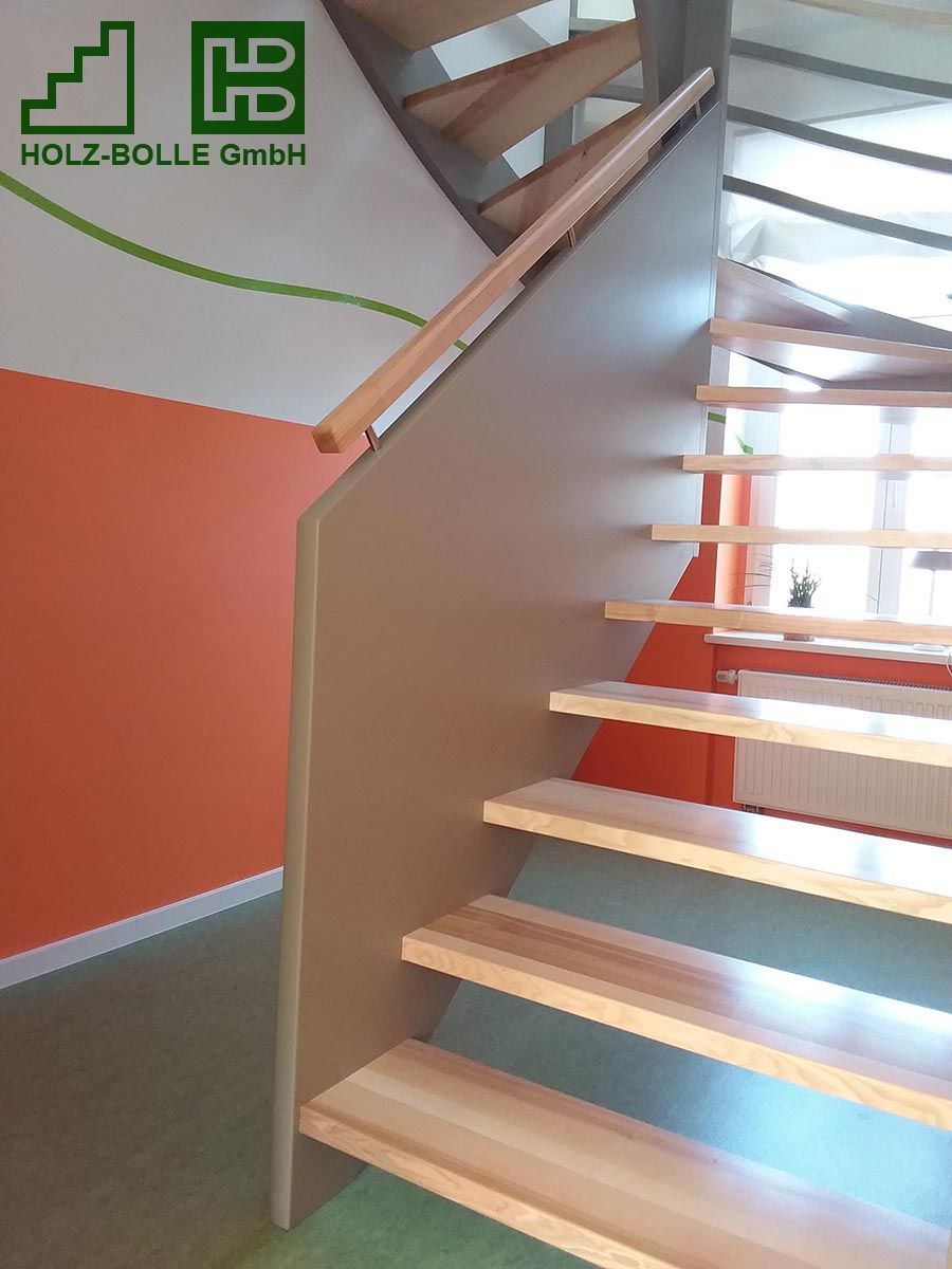 Eine Holztreppe mit einem Schild mit der Aufschrift „Holz-Bölle GmbH“