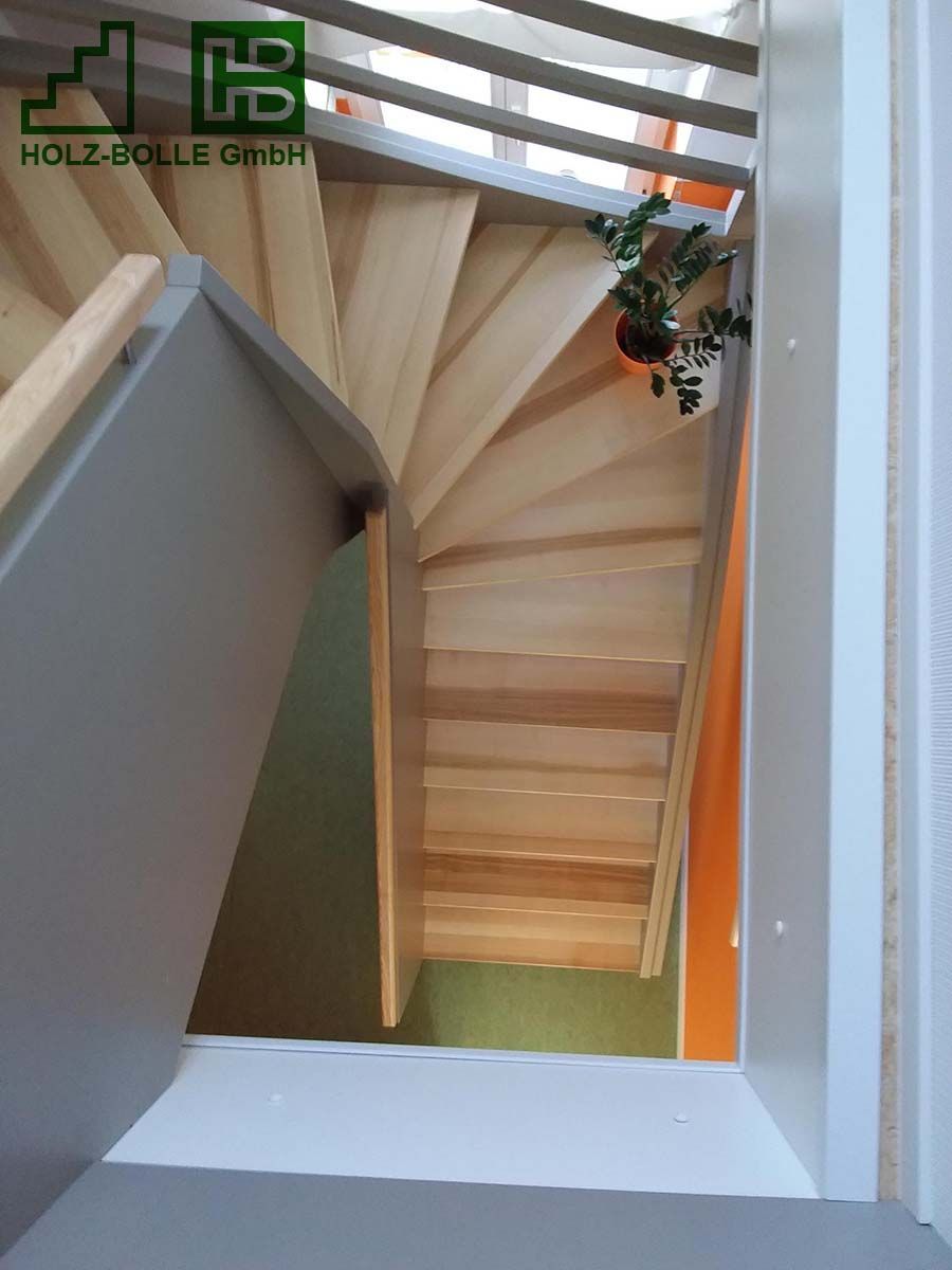 Ein Bild einer Holztreppe mit einem Logo für die Holz-Collet GmbH