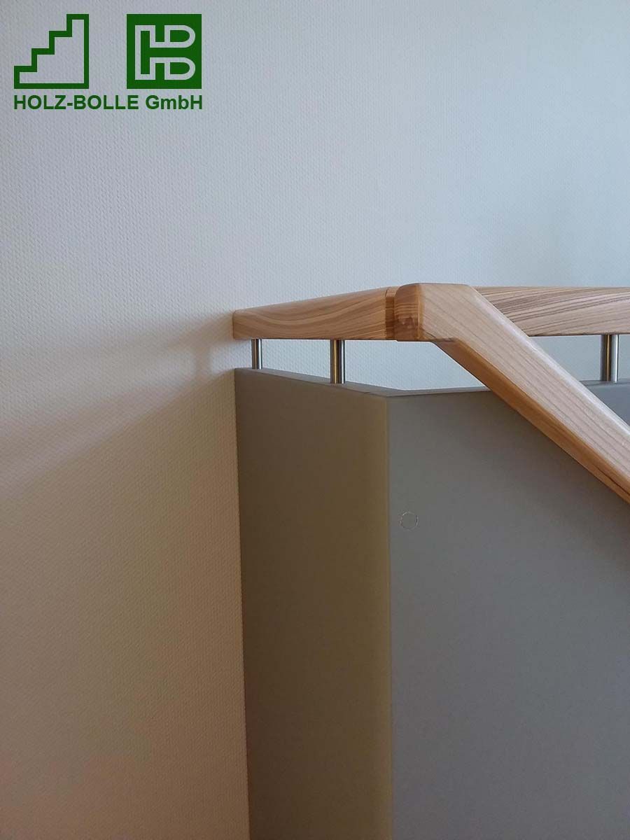 Ein Bild einer Holztreppe mit Logo der Holz-Bolle GmbH