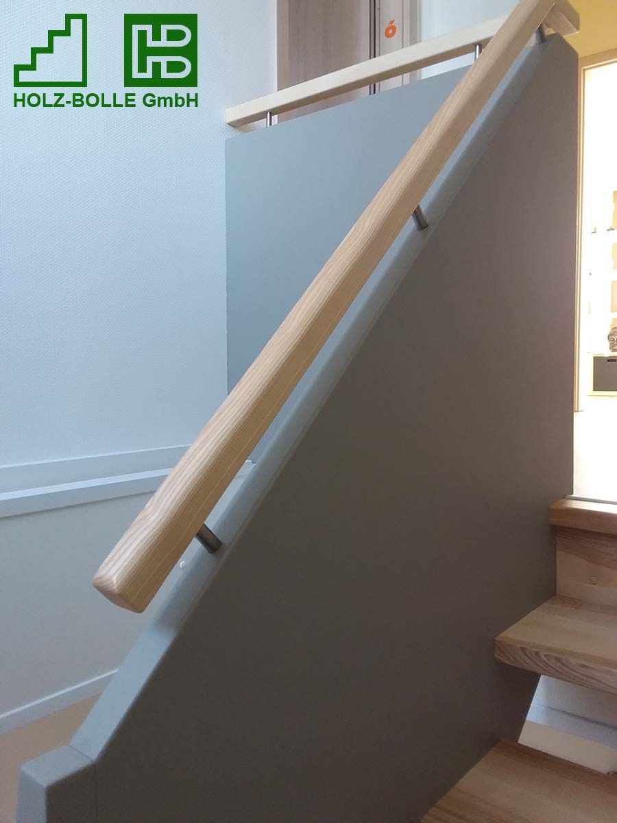 Eine Treppe mit Holzgeländer und Logo für die Holz-Bolle GmbH