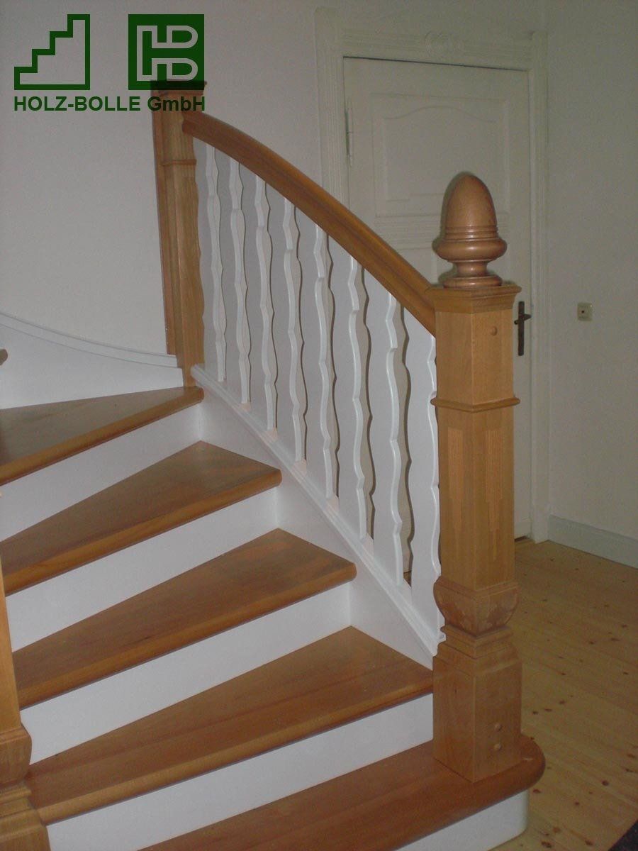 Eine Treppe mit dem Logo der Holz-Bölle GmbH